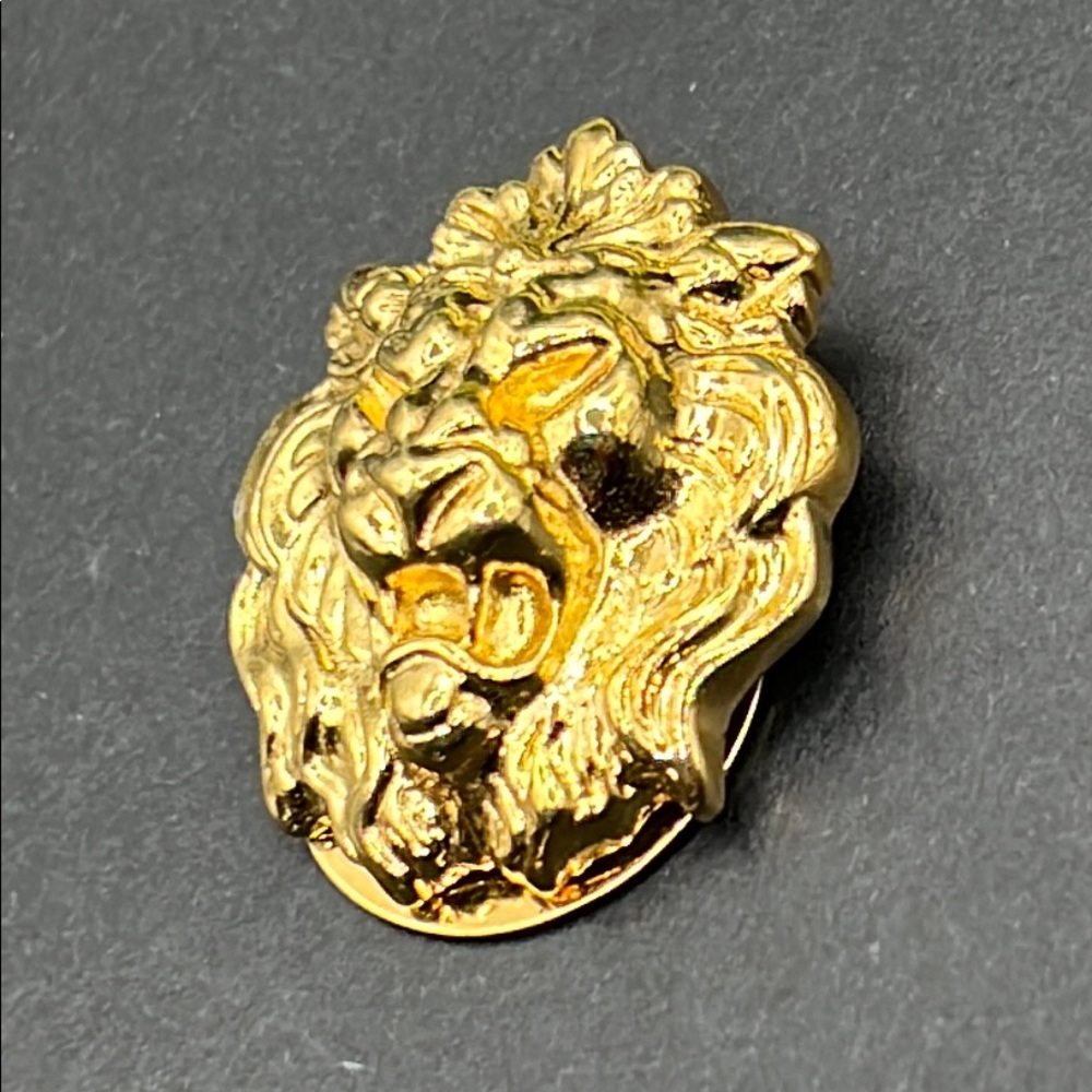 Vintage heavy gold tone lions head scarf clip